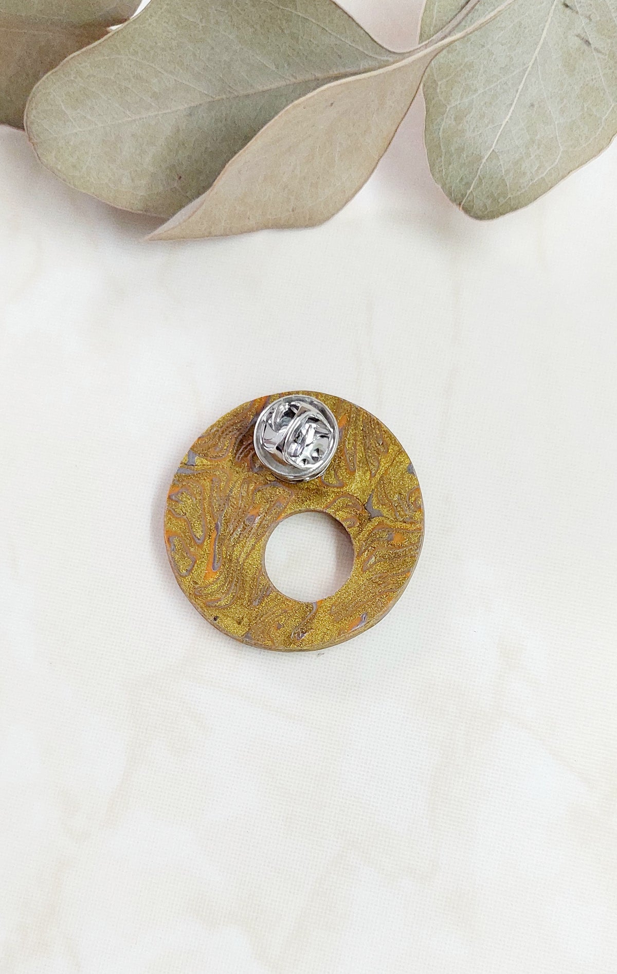 Circle Prooch/Glasses Holder- Golden